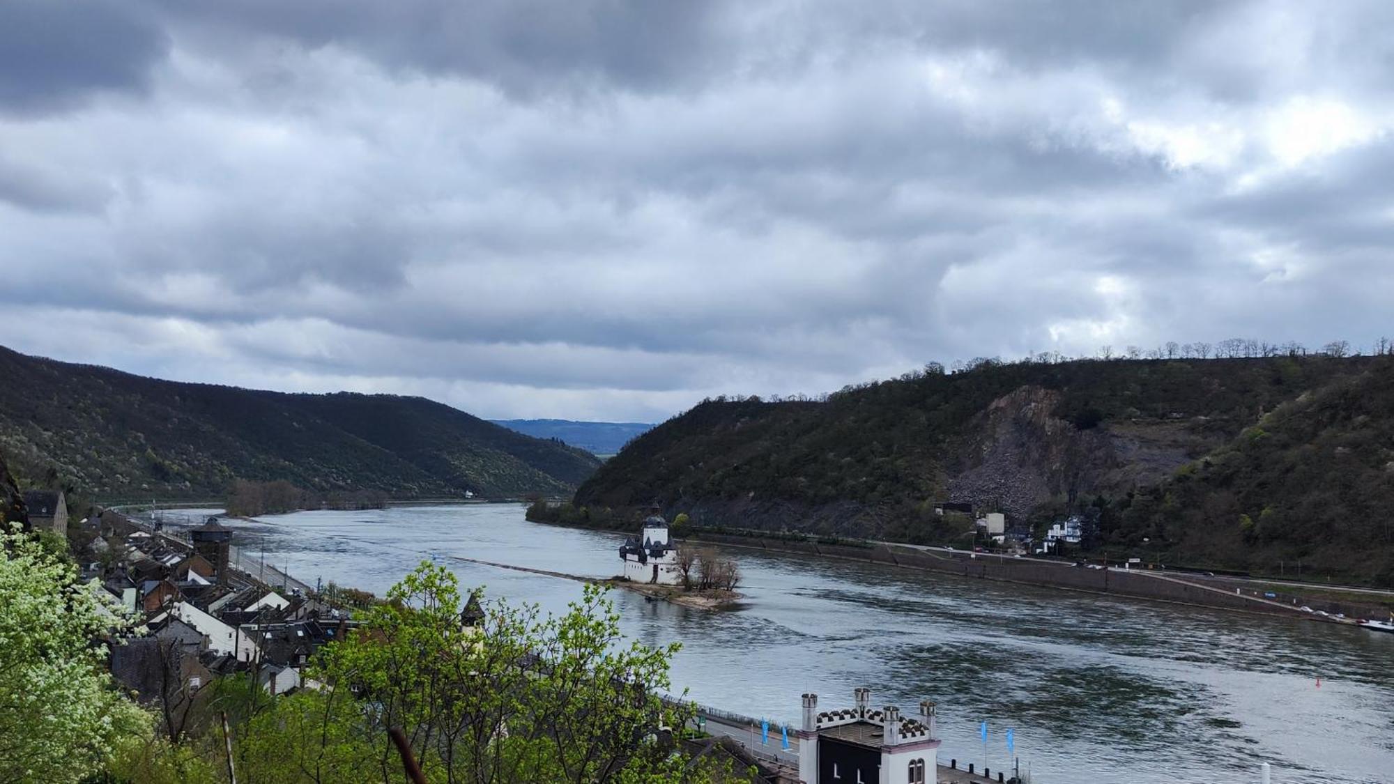 Direkt Am Rhein Mit Burgblick Nahe Rheinsteig Bis 8 Personen, 2 Baeder, 4 Zimmer, Kueche, Netflix Apartment Kaub Exterior photo